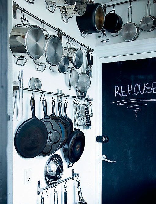 Cocina blanca con toques de color negro