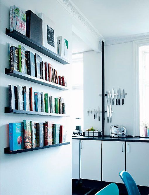 Cocina blanca con paredes bien aprovechadas