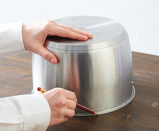 cubeta para desperdicios orgánicos con una olla