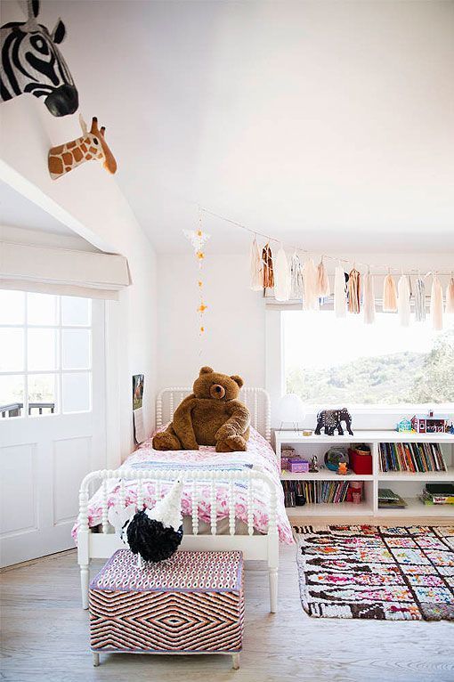 Habitación infantil de una casa con un estilo cálido y natural