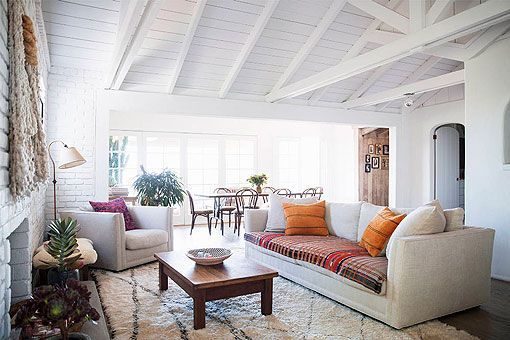 Salón de una casa con estilo cálido y natural