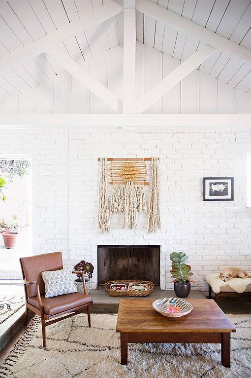 Viguería vista y paredes de ladrillo en una casa con un estilo cálido y natural