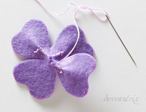 Broche de fieltro en forma de flor