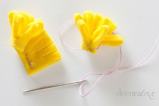 Broche de fieltro en forma de flor