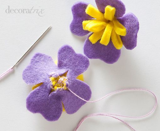 Broche de fieltro en forma de flor