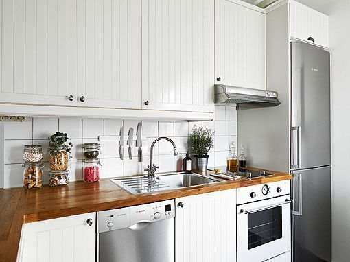 Cocina de un ático pequeño y abuhardillado