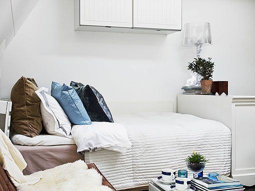 Dormitorio de un ático pequeño y abuhardillado