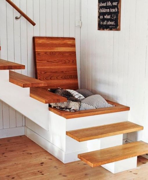 escaleras con hueco para mantas y cojines