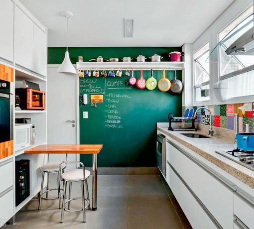 Salón, comedor y cocina con barra de desayunos