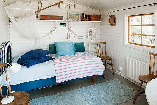 Buhardilla de una casa de madera con vistas al mar