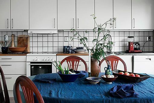 Cocina de una casa de madera con vistas al mar
