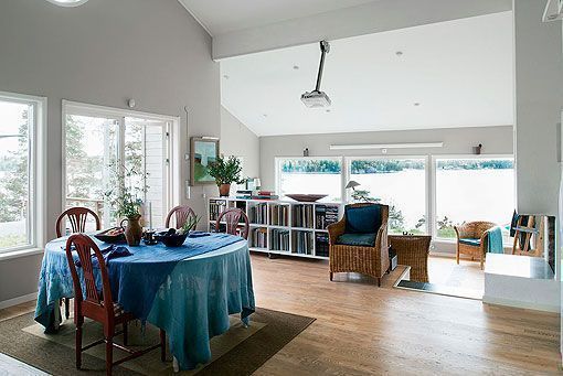 Comedor de una casa de madera con vistas al mar