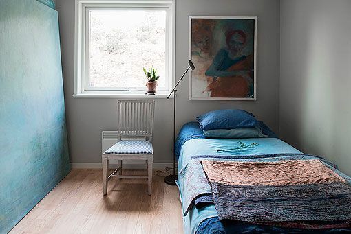 Dormitorio de una casa de madera con vistas al mar