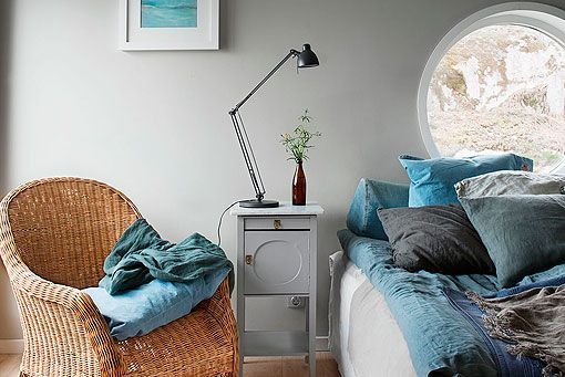 Dormitorio principal de una casa de madera con vistas al mar