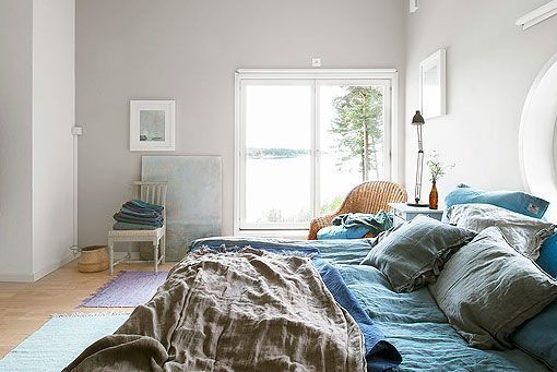 Dormitorio principal de una casa de madera con vistas al mar