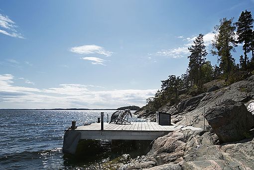 Muelle de una casa de madera con vistas al mar