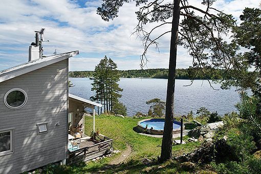 Casa de madera con vistas al mar y piscina