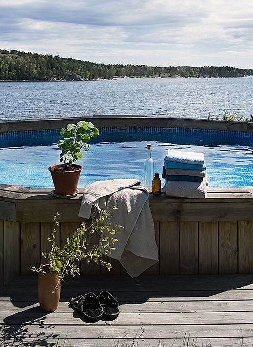 Piscina de una casa de madera con vistas al mar