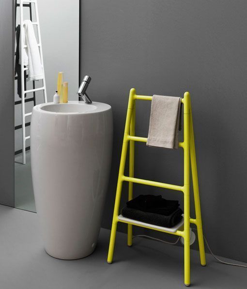 radiadores portátiles, escalera pequeña en amarillo