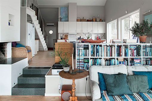 Salón de una casa de madera con vistas al mar