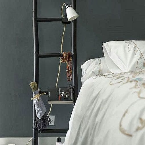 Reciclar una escalera de madera en una mesilla