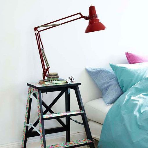 Reciclar una escalera de madera en una mesilla