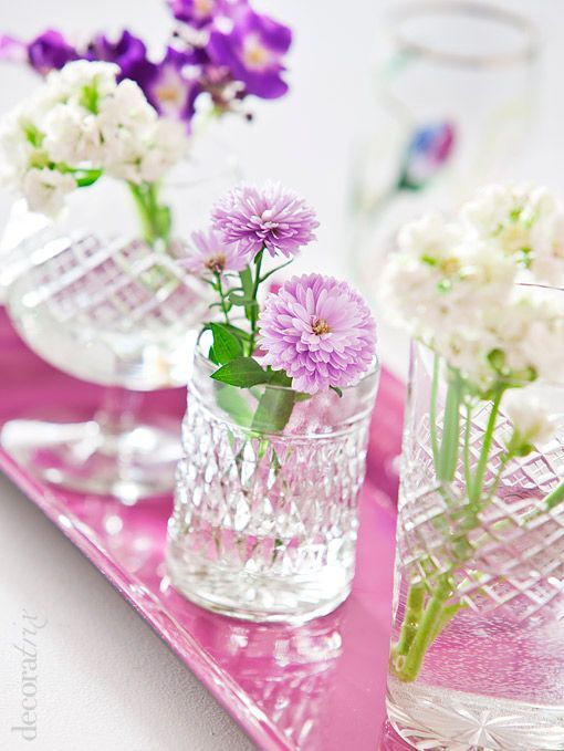 Decoratrix cumple 5 años: floreros en vasos antiguos