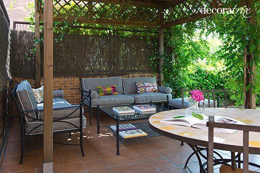 rincones sombrados, un porche con pérgola de madera