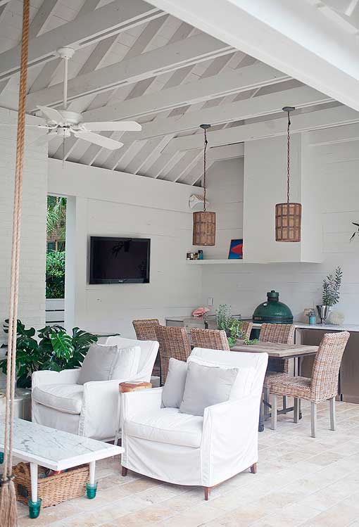 Piscina con pabellón de verano en casa de campo sureña norteamericana