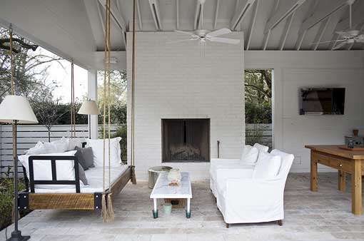 Piscina con pabellón de verano en casa de campo sureña norteamericana
