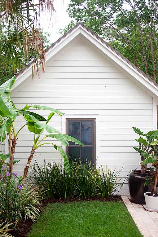 Piscina con pabellón de verano en casa de campo sureña norteamericana