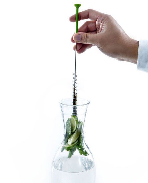 agua de limón con hojas de menta 