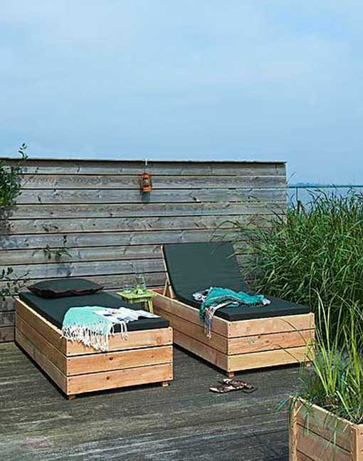 Muebles recuperados: tumbonas hechas con tablones de madera