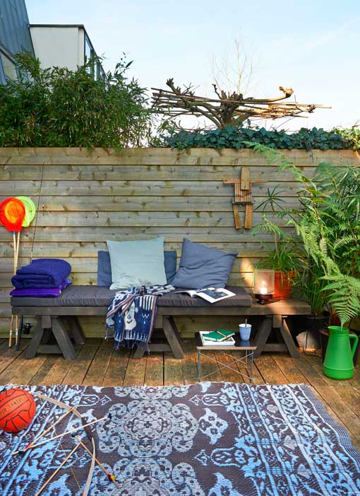 Terraza con muebles recuperados hechos con madera