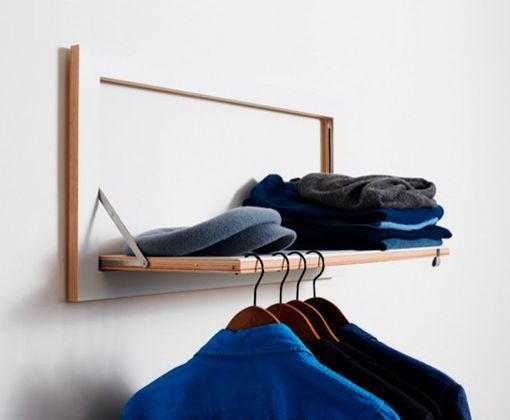 Estantería minimalista como perchero