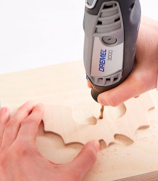 Guirnalda para Halloween, hacer gujeros para colgar las figuras