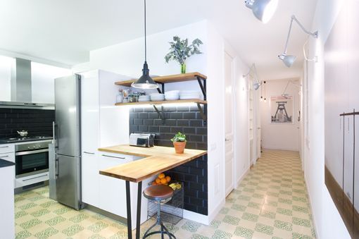 Reforma de un piso antiguo: cocina integrada al pasillo