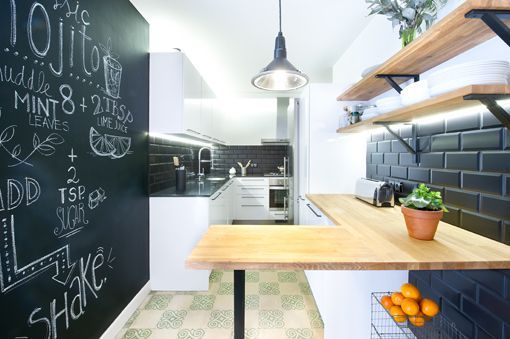 Reforma de un piso antiguo: cocina decorada en blanco y negro
