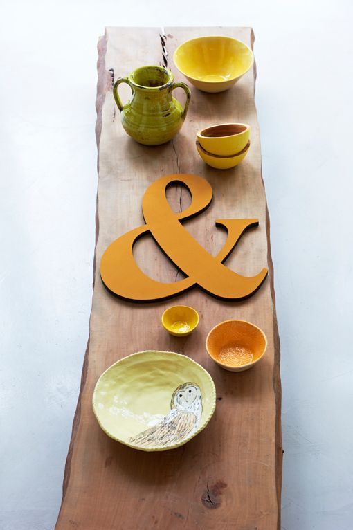 Decorar con letras y números sobre la mesa