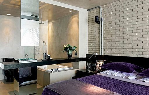 Loft de estilo industrial: dormitorio con baño integrado