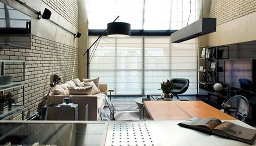 Loft industrial en dos alturas: salón visto desde la cocina