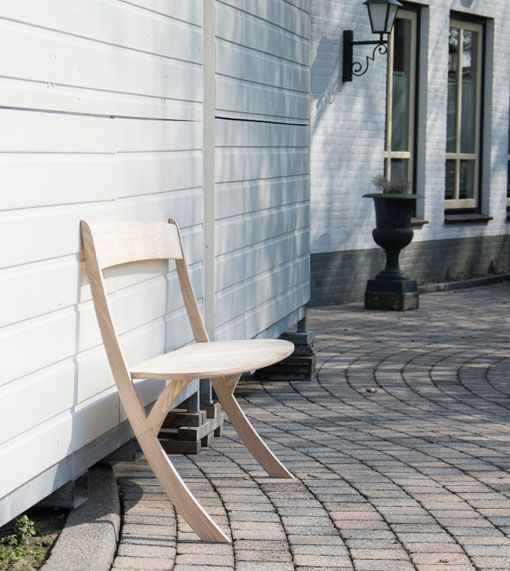 Banco de madera de diseño minimalistas sustentado con dos patas