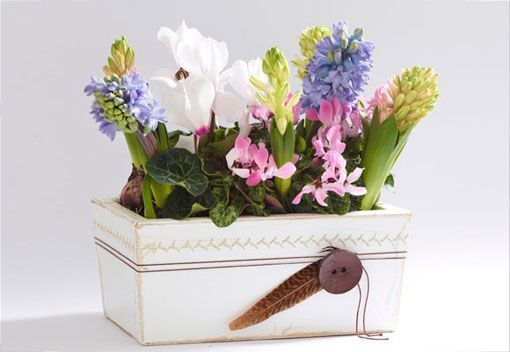 Jardinera de madera con arreglos florales