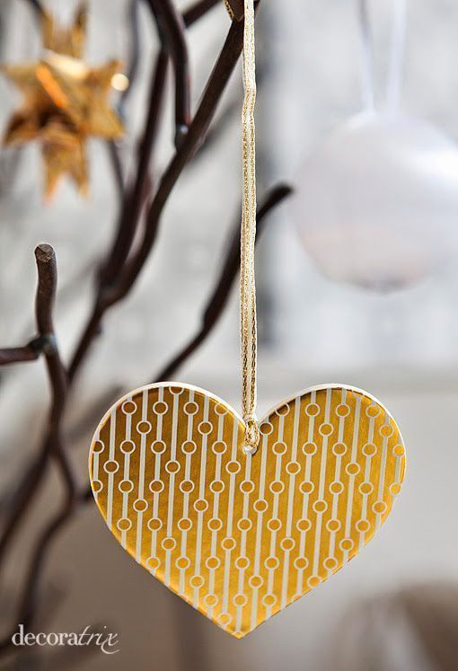 Decoración navideña en dorado y tonos naturales: adornos colgantes