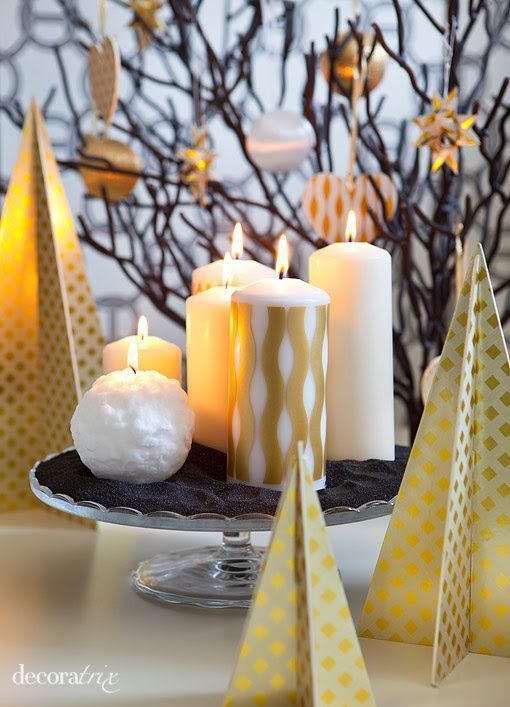 Decoración navideña en dorado y tonos naturales: velas