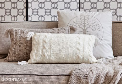 Decoración navideña en dorado y tonos naturales: cojines de punto