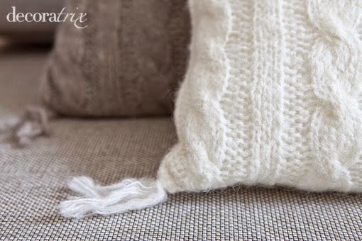 Decoración navideña en dorado y tonos naturales: cojines de punto