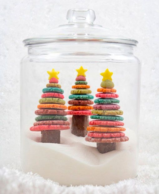 Arbolitos de colores dentro de un tarro de cristal