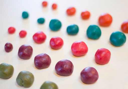 Arbolitos de colores con galletas navideñas