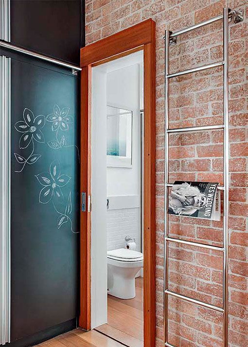 Apartamento de 45 metros: pintura de pizarra y ladrillo visto